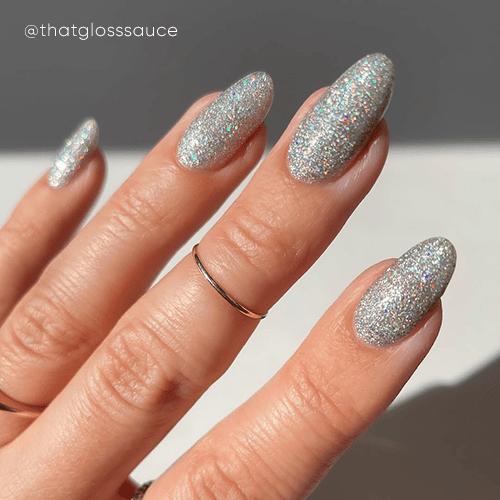 Błyszczące odcienie manicure. Trendy w manicure wiosna!