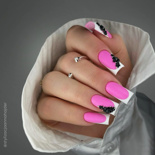 Francuski manicure w różowym kolorze. Paznokcie wiosna.