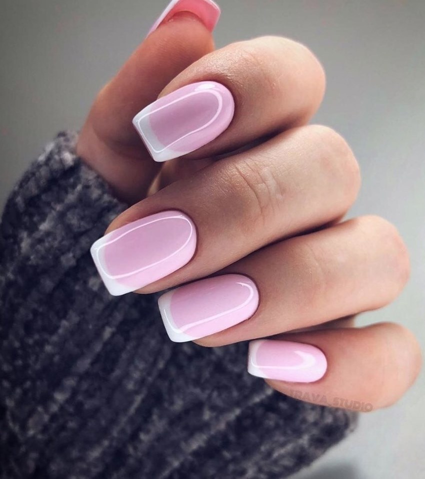 Francuski manicure w różowym kolorze. Wiosna. Wiosenne paznokcie.