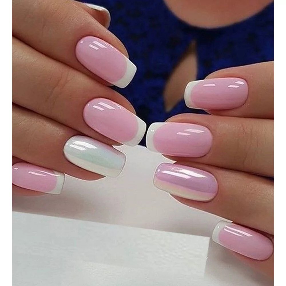 Francuski manicure w różowym kolorze. Wiosna. Wiosenne paznokcie.