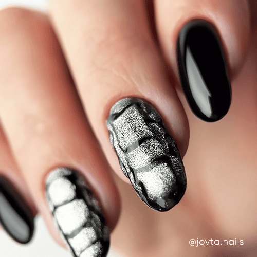 Manicure z wzorem wzór wężowy. Trendy! Paznokcie! Czarny manicure. Czarne paznokcie.