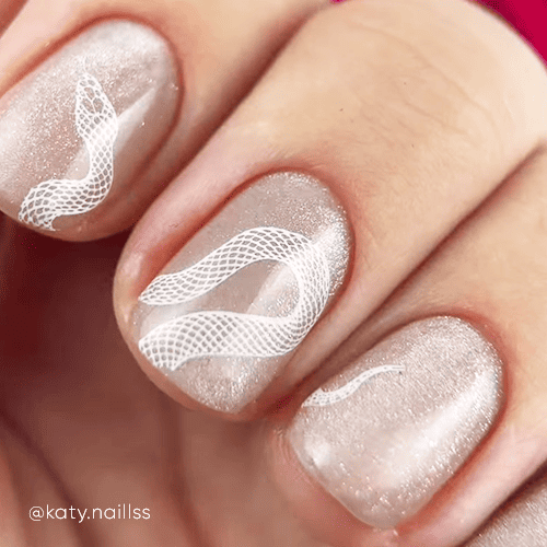 Manicure z wzorem wzór wężowy. Trendy w manicure wiosna!