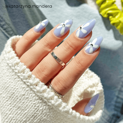 Niebieskie paznokcie. Paznokcie wiosna. Wiosenny manicure. Modne kolory.