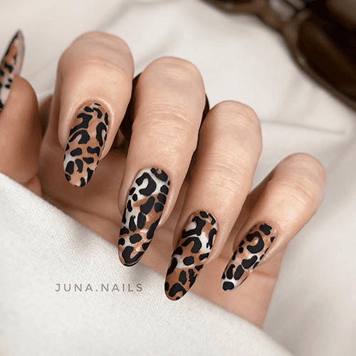 Klasyczny wzór w panterkę. Modny manicure w panterkę. Paznokcie wiosna.