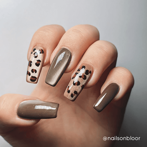 Paznokcie. Manicure w odcieniu nude z panterkowym wzorem i brokatem.