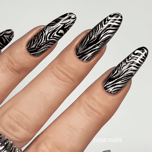 Trend! Czarno-biały manicure w stylu zebry.